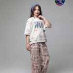 تیشرت شلوار لینن وارداتی دخترانه طرح HI رنگ آجری کد 1935